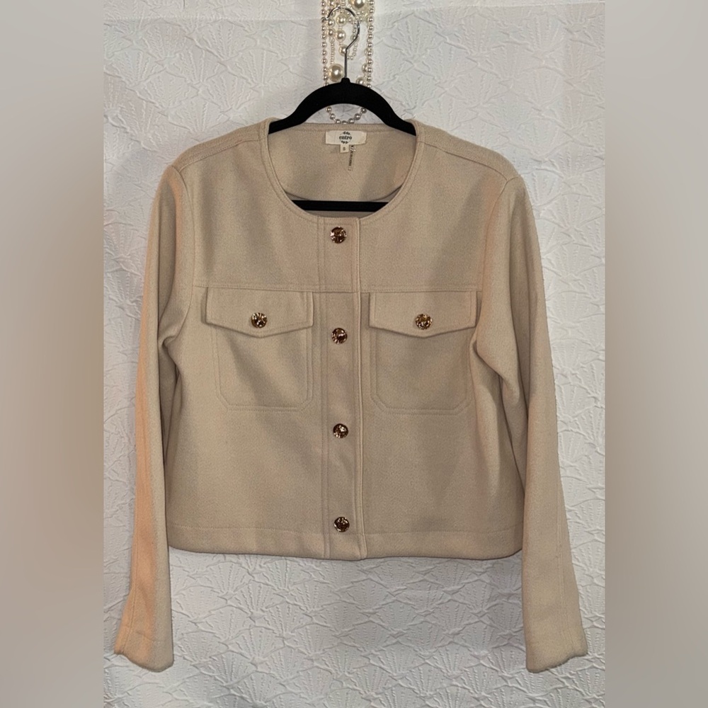 PRICE ⬇️ NWOT Entro Cream Boxy Blazer with Gold Buttons